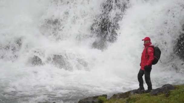 Caminhante Caucasiano Mancha Cachoeira Destino Panorâmico Norueguês Câmera Lenta — Vídeo de Stock