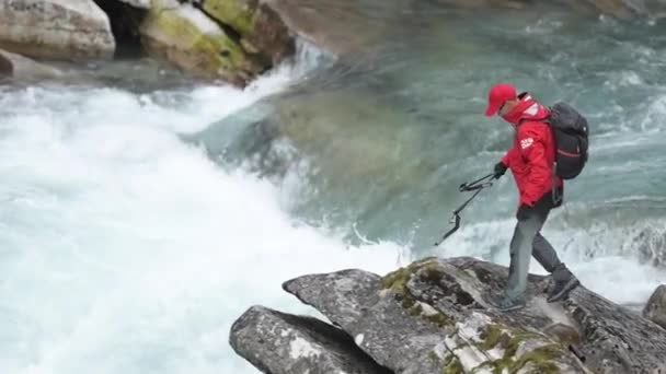 Kaukasischer Backpacker Auf Dem Trailhead Des Flusses Zeitlupenaufnahmen — Stockvideo