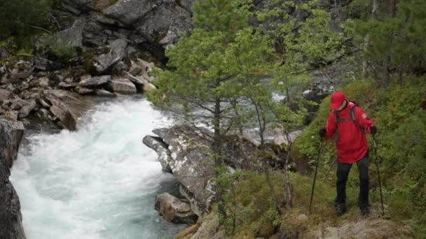 River Trailhead Mochileiro Caucasiano Nordic Walking Longo Costa Rio Cênico — Vídeo de Stock
