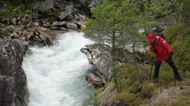 Wanderer Mit Nordic Walking Stöcken Genießen Die Aussicht Zeitlupe — Stockvideo