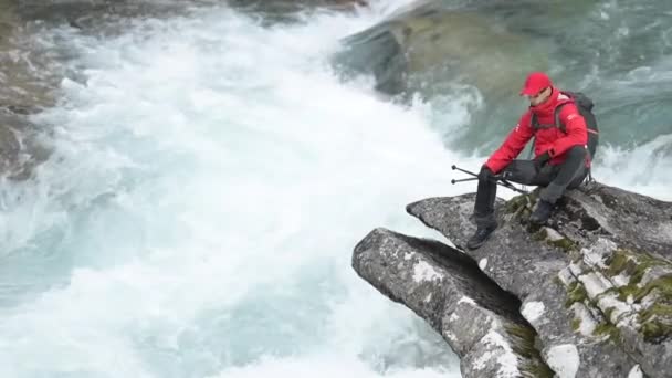 Backpacker Nordic Walking Polonyalılar Rahatlatıcı Nehir Kaya Üzerinde Ile Ağır — Stok video