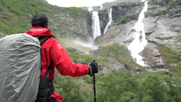 Scenic Waterfalls Trailhead Caucasian Hiker Backpack Slow Motion — Stock Video