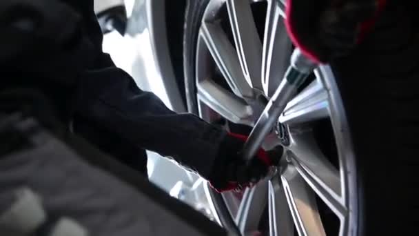 Coche Mecánico Que Fija Las Ruedas Del Coche Nuevo Vehículo — Vídeo de stock