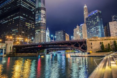 Işıklı şehir Chicago. Renkli Riverwalk. Chicago, Illinois, Amerika Birleşik Devletleri