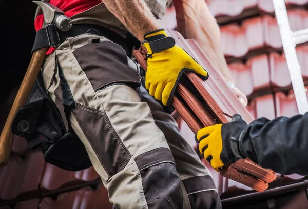 Installation Von Keramischen Dachziegeln Durch Zwei Kaukasische Dachdecker Bauindustrie — Stockfoto