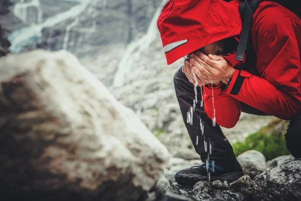 Drinking Water Wild Caucasian Hiker Drinking Fresh Water Directly Mountain — Stock Photo, Image