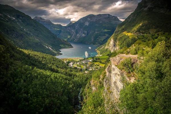 Знаменитий Gejrangerfjord Село Geiranger Норвегія — стокове фото