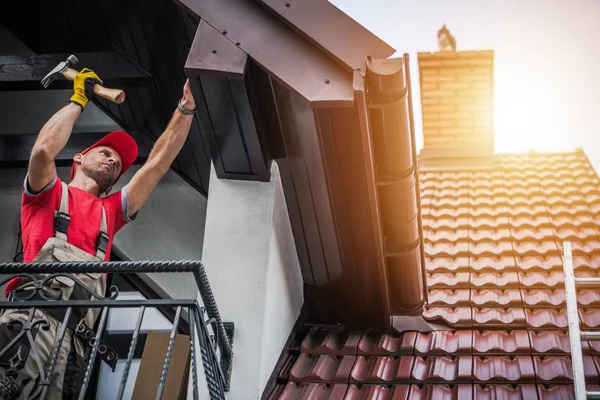Finishing Ceramic Roof Construction Caucasian Roofer His 30S Construction Industry — Stock Photo, Image