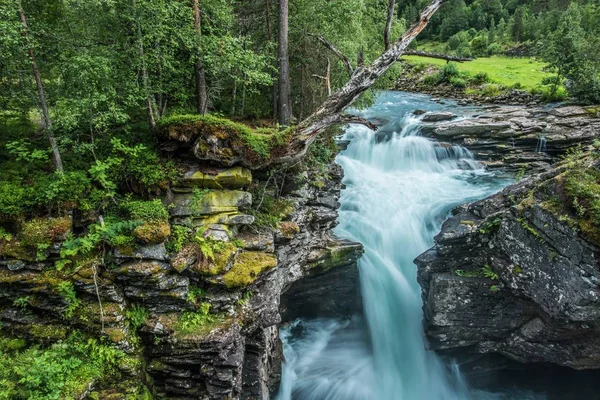 Doğal Şelale Yer Kayalık Norveç Manzara Buzul Dağ Nehir — Stok fotoğraf