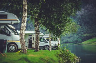 Doğal karavan parkı kamp. Lakefront kamp. Tatil karavan araca
