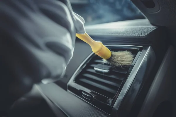 详细的汽车座舱清洁 车辆详细概念 清除排气孔中的小污垢 — 图库照片