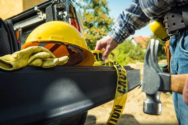 Sicherheitseinrichtungen Für Die Bauzone Gelbe Mütze Warnband Und Sicherheitshandschuhe Bauunternehmer — Stockfoto