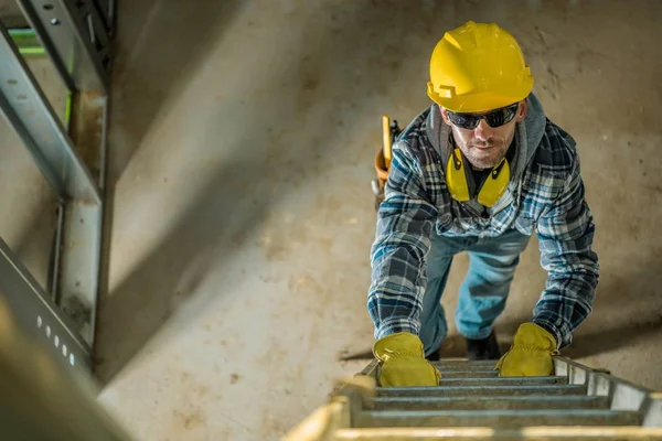 Smiling Caucasian Construction Contractor Ladder Going Second Floor — Stock Photo, Image