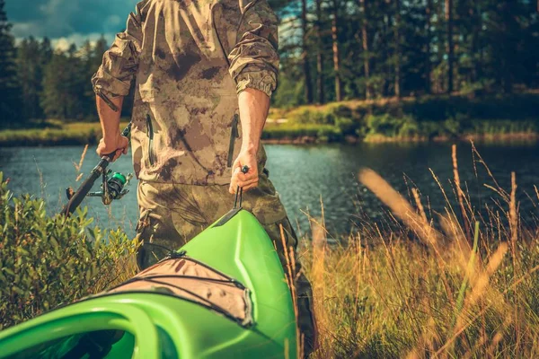 Kaukasischer Fliegenfischer Tarnkleidung Mit Kajak Richtung Fluss — Stockfoto