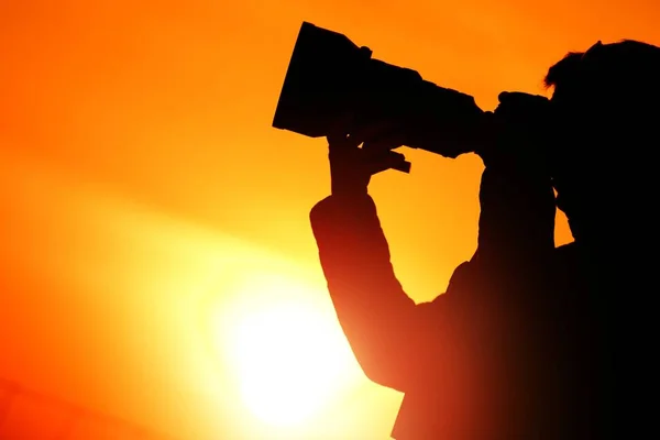 Fotógrafo Sunset Silhouette Tomando Fotos Durante Hora Dorada — Foto de Stock