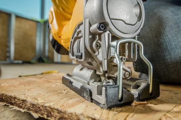 Jig Saw Woodwork Closeup Corte Madeira Compensada Pelo Trabalhador Contratante — Fotografia de Stock