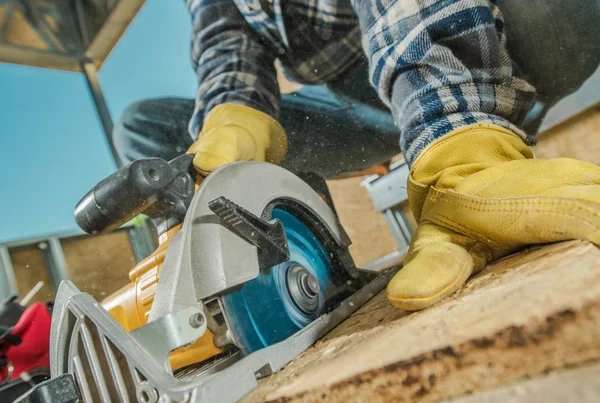 Plywood Cut Circular Saw Construction Worker Woodworking — Stock Photo, Image