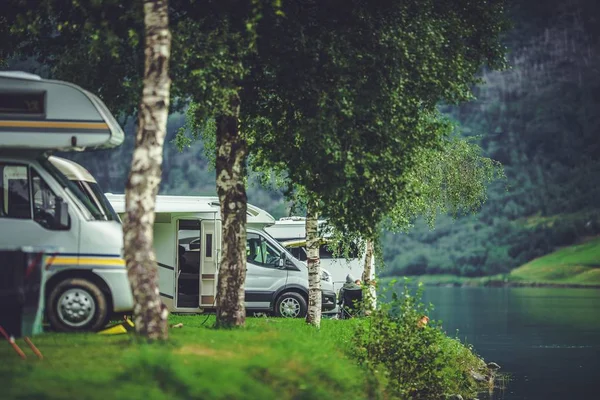 Camping Escénico Park Camping Frente Lago Vacaciones Vehículo Recreativo —  Fotos de Stock