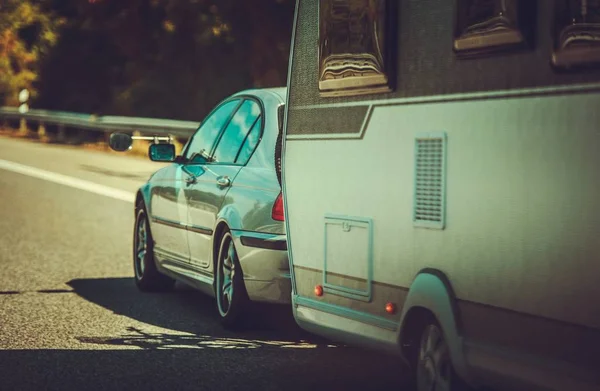 Coche Compacto Con Remolque Viaje Autopista Viaje Por Carretera Vacaciones — Foto de Stock