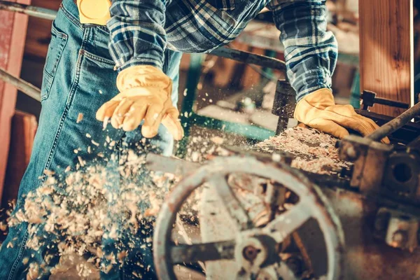 Madeira Pranchas Planejamento Trabalho Caucasiano Woodworking Machine Operator — Fotografia de Stock
