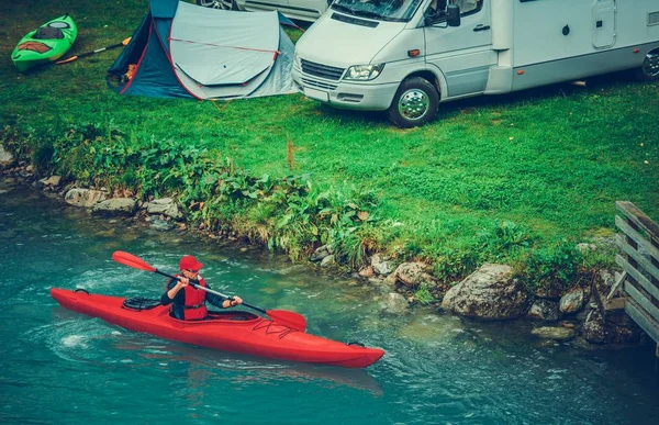 Waterfront Namiot Camping Kajakiem Kaukaski Sportowca Kajaku Jezioro Polodowcowe — Zdjęcie stockowe