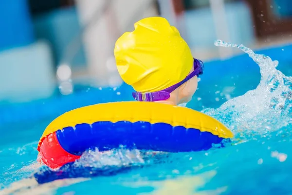 Six Years Old Caucasian Girl Having Fun Swimming Pool Water — Stock Photo, Image