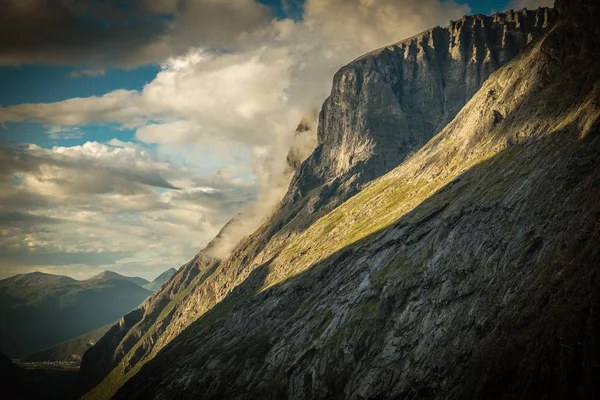 Bewolkt Noorse Natuur Trollstigen Noorwegen — Stockfoto