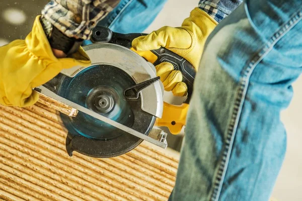 Construction Wood Work Contractor Worker Cutting Plywood Using Circular Saw — Stock Photo, Image