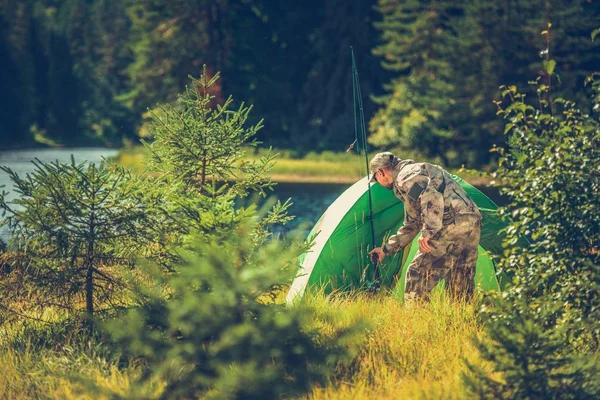 Sommerjäger Zelten Freier Wildbahn Campingplatz Und Die Angelrute Kaukasische Männer — Stockfoto