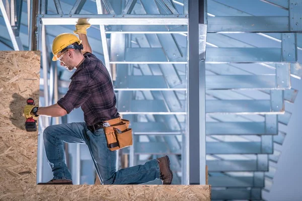 Steel Frame Construction Worker Caucasian Contractor Installing Plywood Skeleton Frame — Stock Photo, Image