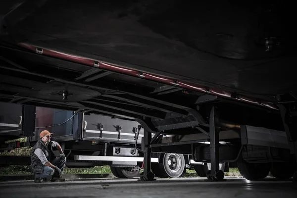 Camionista Caucasico Sulla Trentina Che Controlla Carrello Dei Camion Tema — Foto Stock