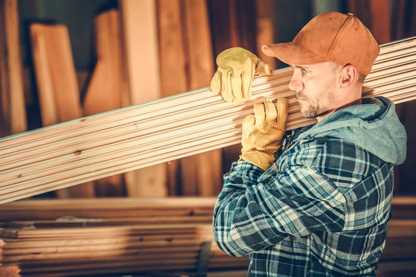 Trabalhador Com Tábuas Madeira Nas Mãos Homens Caucasianos Casa Dos — Fotografia de Stock