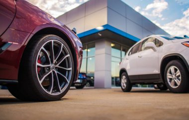 Otomotiv Bayilik mağaza. Yeni ve Showroom binası önünde araç sahibi öncesi.