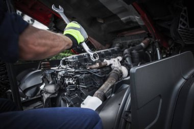 Beyaz kamyonu makinist yarı kamyon motoru tamiri.