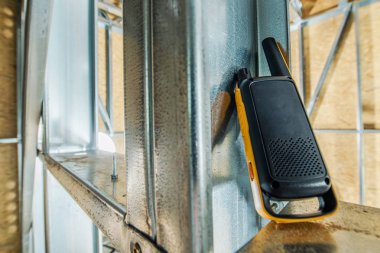 Walkie Talkie iletişim inşaat alanı içinde. Sarı Metal çerçeve aygıtta.