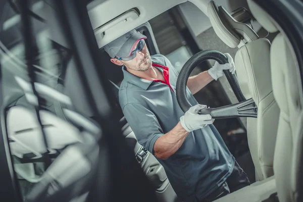 Interno Moderno Dell Automobile Che Aspira Dal Lavoratore Caucasico Professionale — Foto Stock