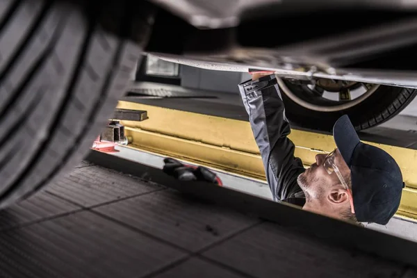 Carro Assistência Mecânica Verificando Elementos Subcarruagem Manutenção Veículo — Fotografia de Stock