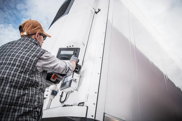 冷凍セミトレーラー貨物 白人のトラックの運転手によって温度を調整します — ストック写真