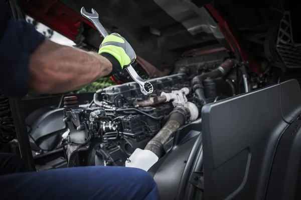 Caucasian Truck Mechanic Repairing Semi Truck Engine — Stock Photo, Image