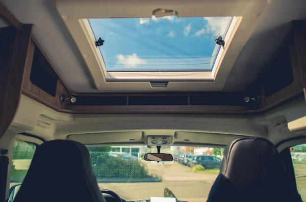 Camper Van Road Trip Samochód Kempingowy Przodu Wnętrze Dużym Oknem — Zdjęcie stockowe
