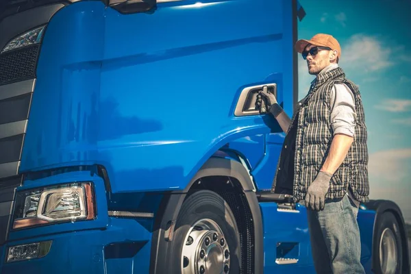 Semi Truck Frakttransporter Kaukasiska Förare Och Det Moderna Fordonet Transportbranschen — Stockfoto