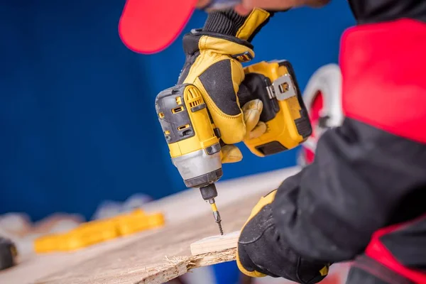 Trabajos Construcción Carpintería Con Taladro Conductor Equipo Herramientas Eléctricas — Foto de Stock