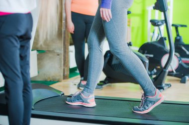 Egzersizleri koşma koşu bandı. Genç kadın Fitness Merkezi.