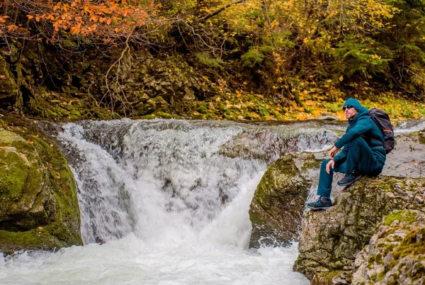 Kaukasiska Höst Lövverk Hiker Tar Paus Och Njuta Natursköna Vista — Stockfoto