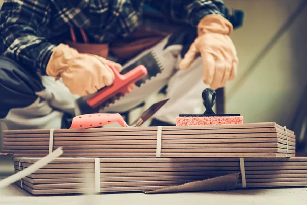 Keramische Fliesen Installateur Vorbereitung Auf Seine Arbeit Verlegung Nagelneuer Fliesen — Stockfoto