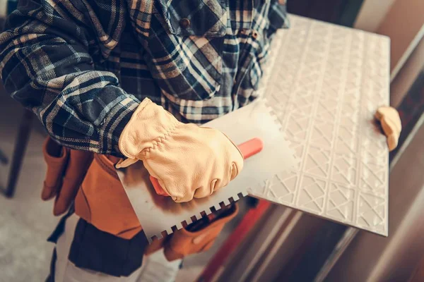 Badkamer Tegels Installer Met Installatie Apparatuur Groot Formaat Tegel Handen — Stockfoto