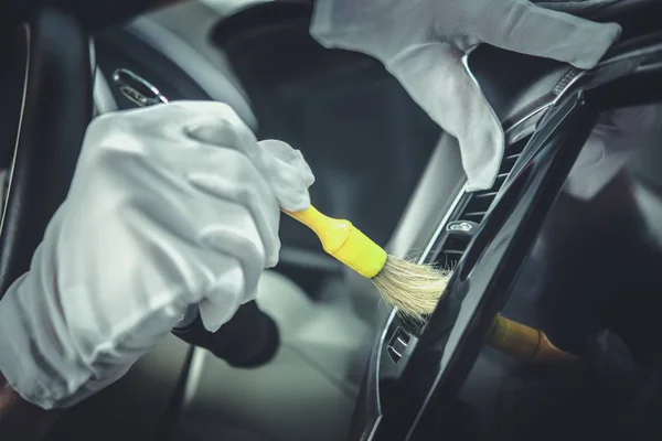 特別なブラシを使用して車のインテリア要素をクリーニングの詳細 — ストック写真