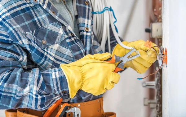 Professionele Elektricien Job Installeren Van Licht Punt Binnen Muur Appartement — Stockfoto