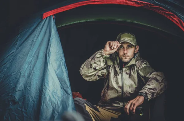 Кавказский Профессиональный Охотник Лет Обнаруживающий Дикую Природу Своей Палатке — стоковое фото