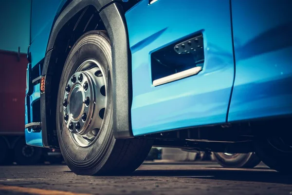 Brand New Semi Truck Lower Section Front Wheel Closeup Photo — Stock Photo, Image